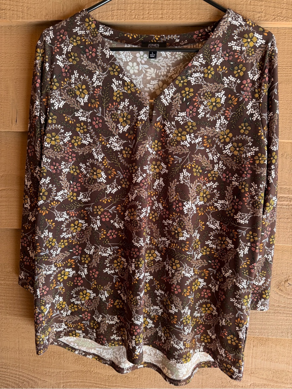 Jones New York Floral V-Neck Top Blouse Size Large Brown Gold Metal Detail L